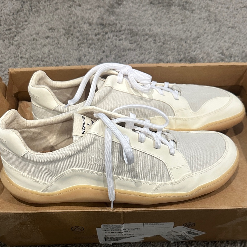 VIVOBAREFOOT White and Cream Sneakers